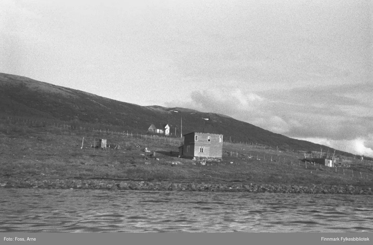 To hus i et sted mellom Tana-Vadsø, kanskje Nord-Varanger, i mai-juni 1947.
