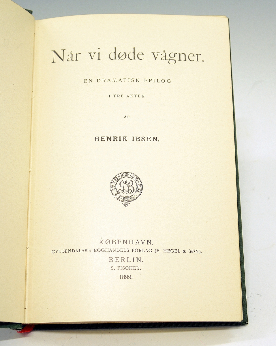Ibsen, Henrik: Når vi døde vågner. Originalt helshirtingsbind i grønt med preget dekor i gull, helt gullsnitt.
Førsteutgave 1899.