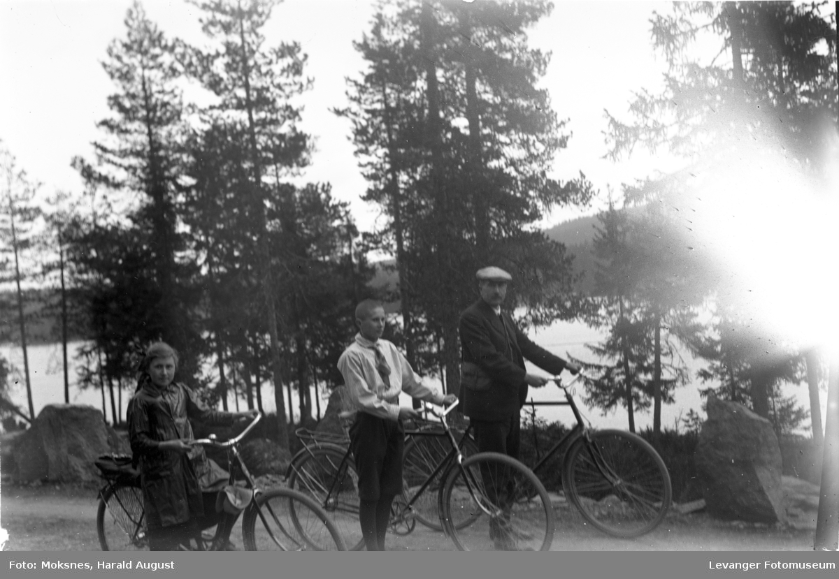 På sykkeltur,  fotografen med barna.