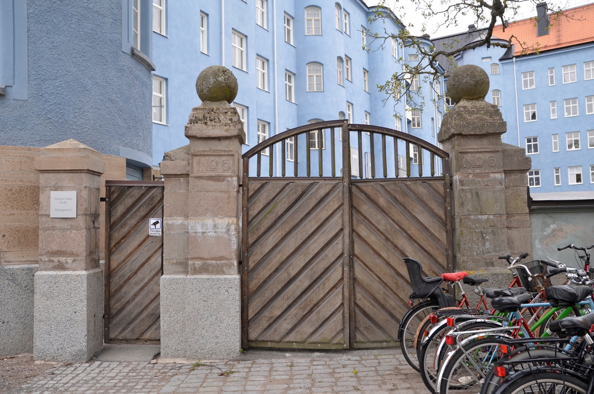 Antikvarisk besiktning, gånggrind och körgrind i muren mot Börjegatan, kvartet Glunten, Uppsala 2018