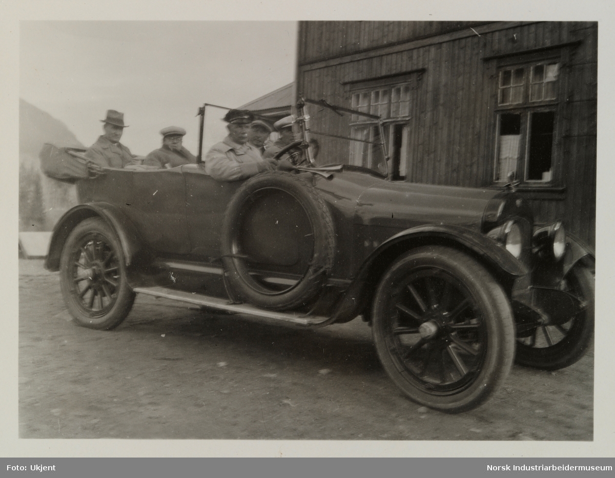 fem menn på kjøretur i åpen bil. Bilen er en Amerikansk Crow-Elkhart fra ca. 1916-18