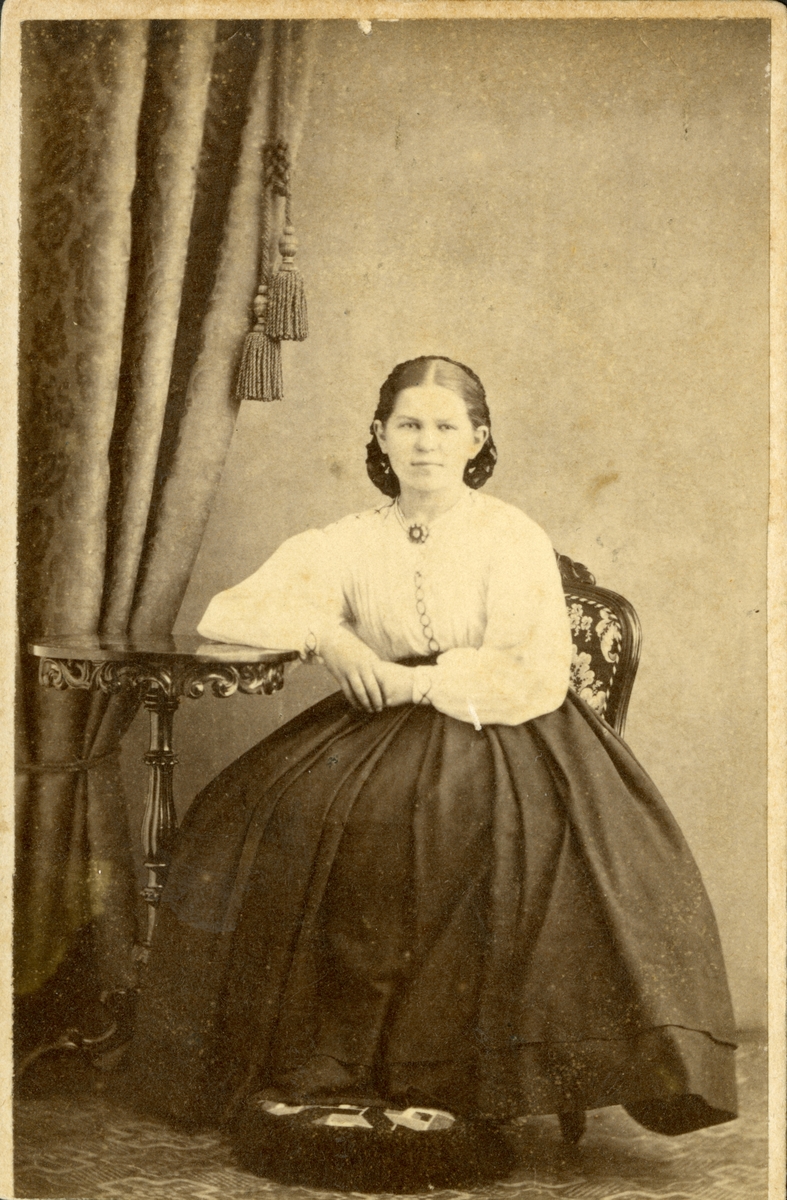 Porträtt av sittande ung kvinna med påskriften "From [...] to miss Anne Dinzey with compliments."