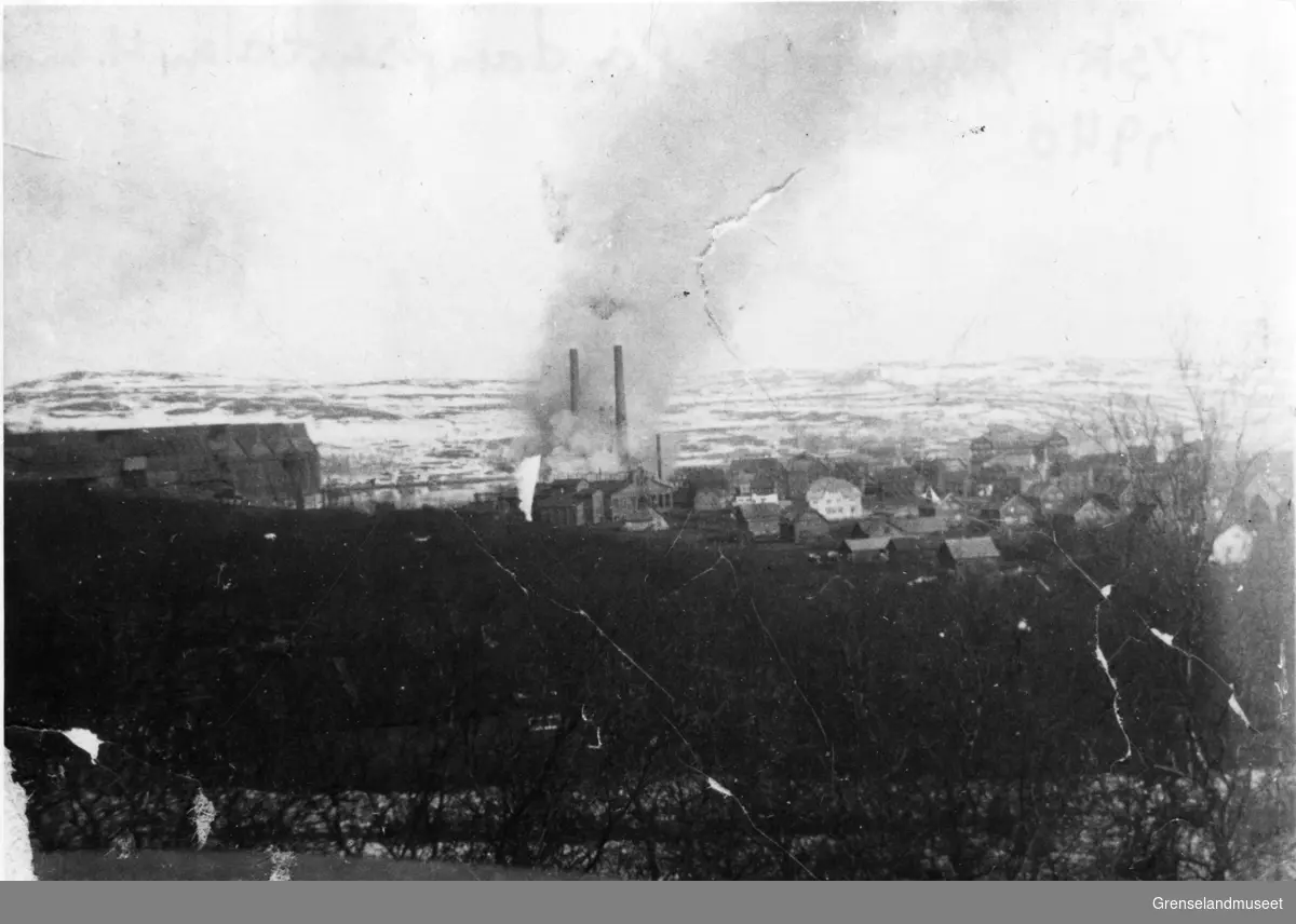 Det første flyangrepet fra tyskerne 4.mai 1940 kl- 04.45.
Dampsentralen i brann etter en fulltreffer.