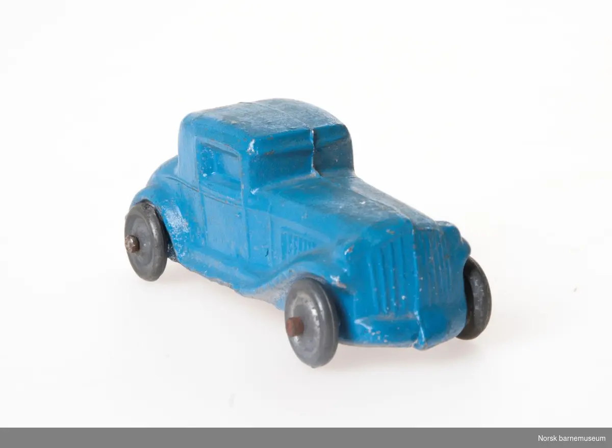 Blå lekebil med grå hjul.