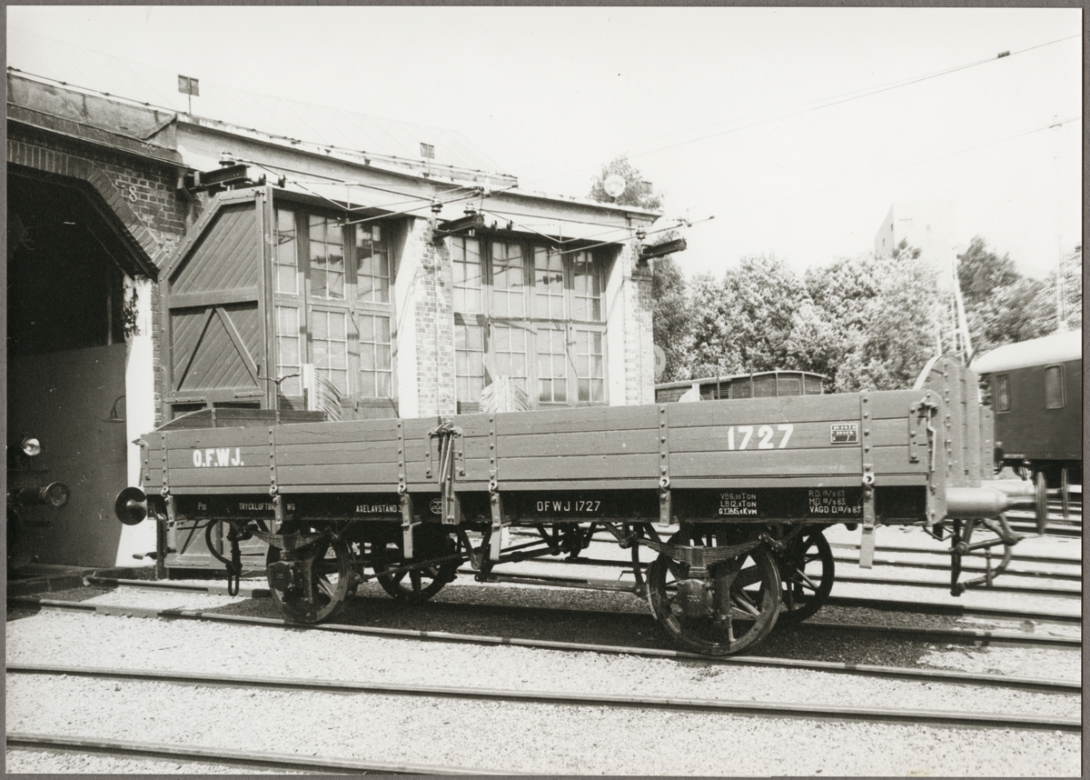 På lokmuseet i Grängesberg står Oxelösund - Flen - Västmanlands Järnväg, OFWJ Pm 1727 den första öppna godsvagnen byggd år 1874.