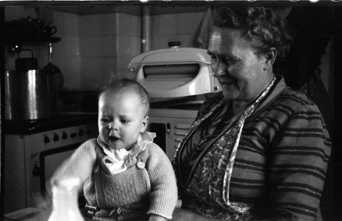 Tre bilder av Karine Røisli og barnebarnet Karin Huset. Mars 1958.
