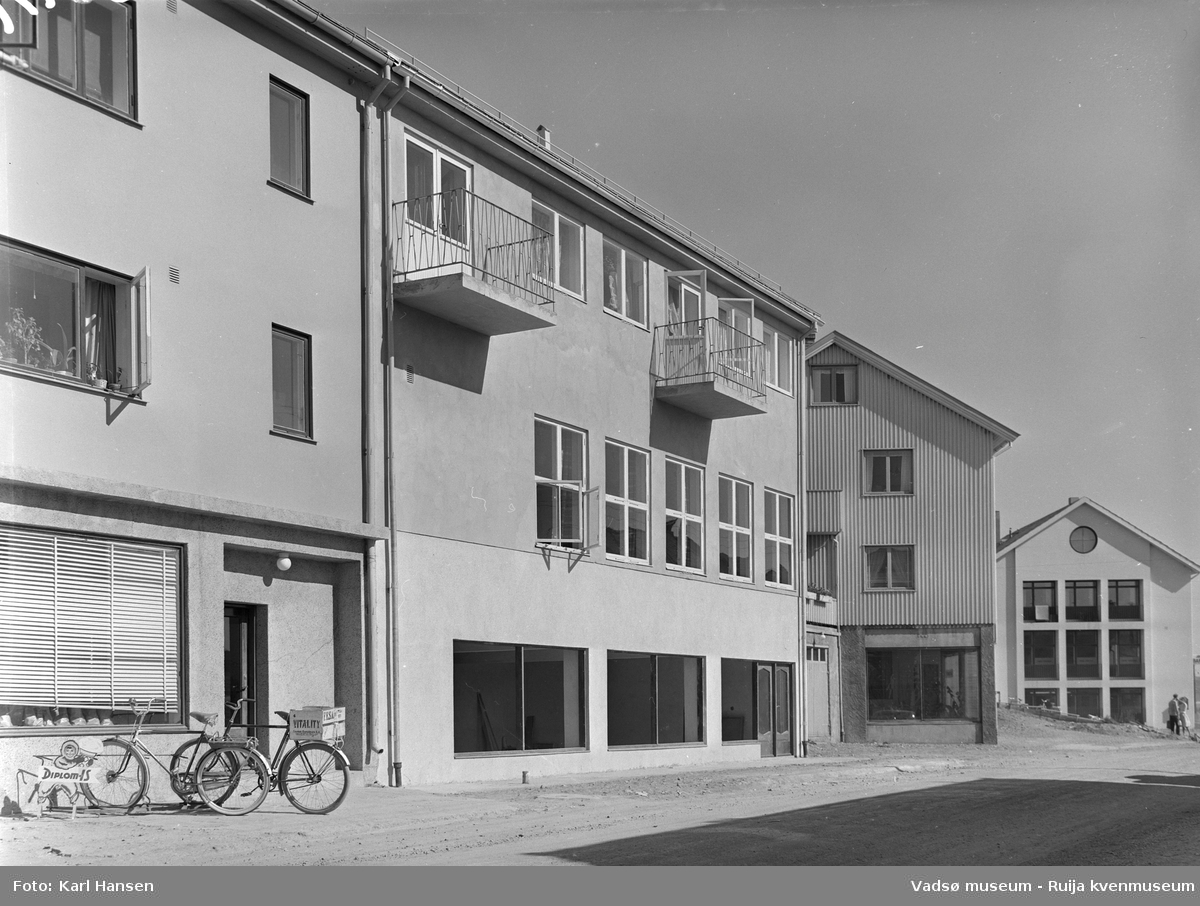 Vadsø 4.8.1960. Midt på bildet, Havnegata 3, ligger Frelsesarmeens lokaler. Til høyre (mot øst) er Ekviperingen, i bakgrunnen nåværende Banken, tidligere lokale for Øst-Finnmark sparebank.