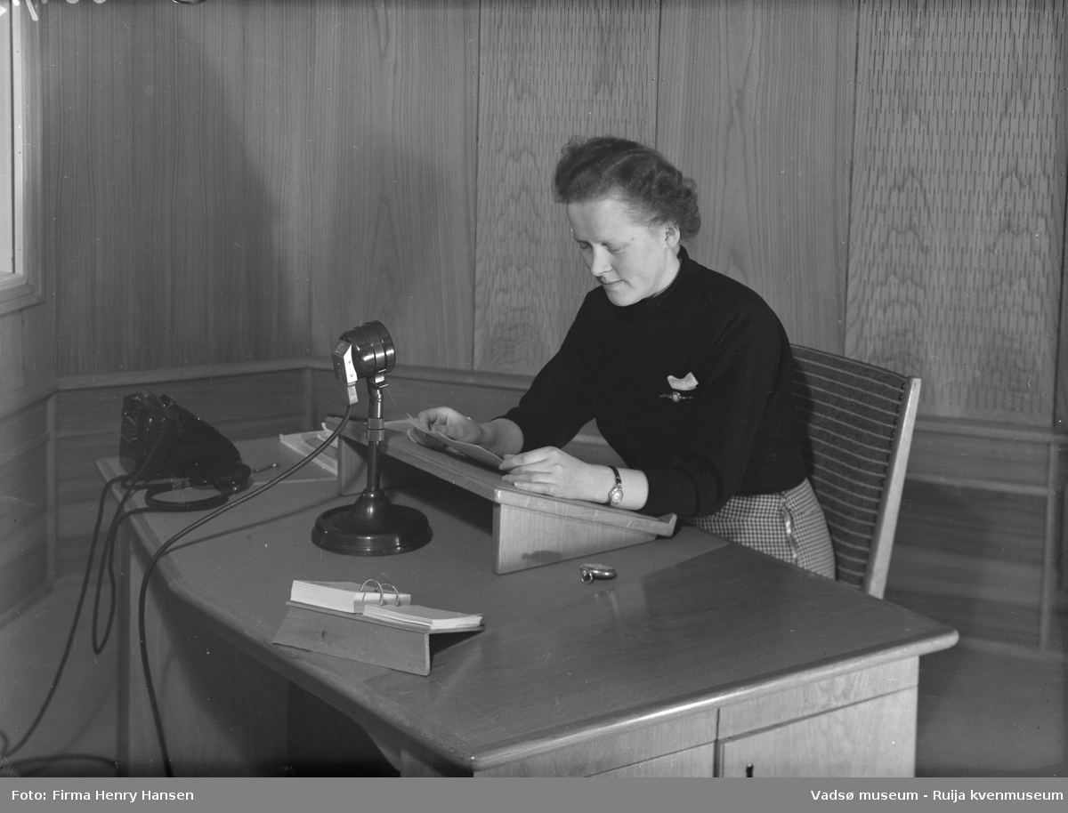 Finnmark Kringkasting, Vadsø, 1953. Programsekretær Anna Dahl Johnsen.
Finnmark kringkasting oppført 1948-1949. Arkitekt MNAL Henrik Kjær. Bygget ble innviet 15.09.1949
