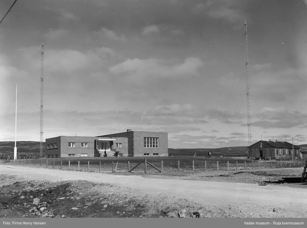 Finnmark Kringkasting, Vadsø, 1950.  
Finnmark kringkasting oppført 1948-1949. Arkitekt MNAL Henrik Kjær. Bygget ble innviet 15.09.1949 
