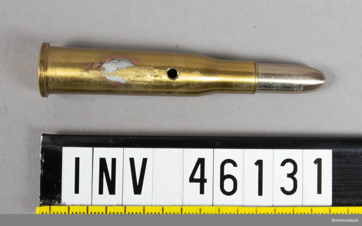 Grupp E V.
8 mm skarp patron m/1889. Med mantel av koppar och nickel för röksvagt krut till 8 mm gevär m/1867-89.
