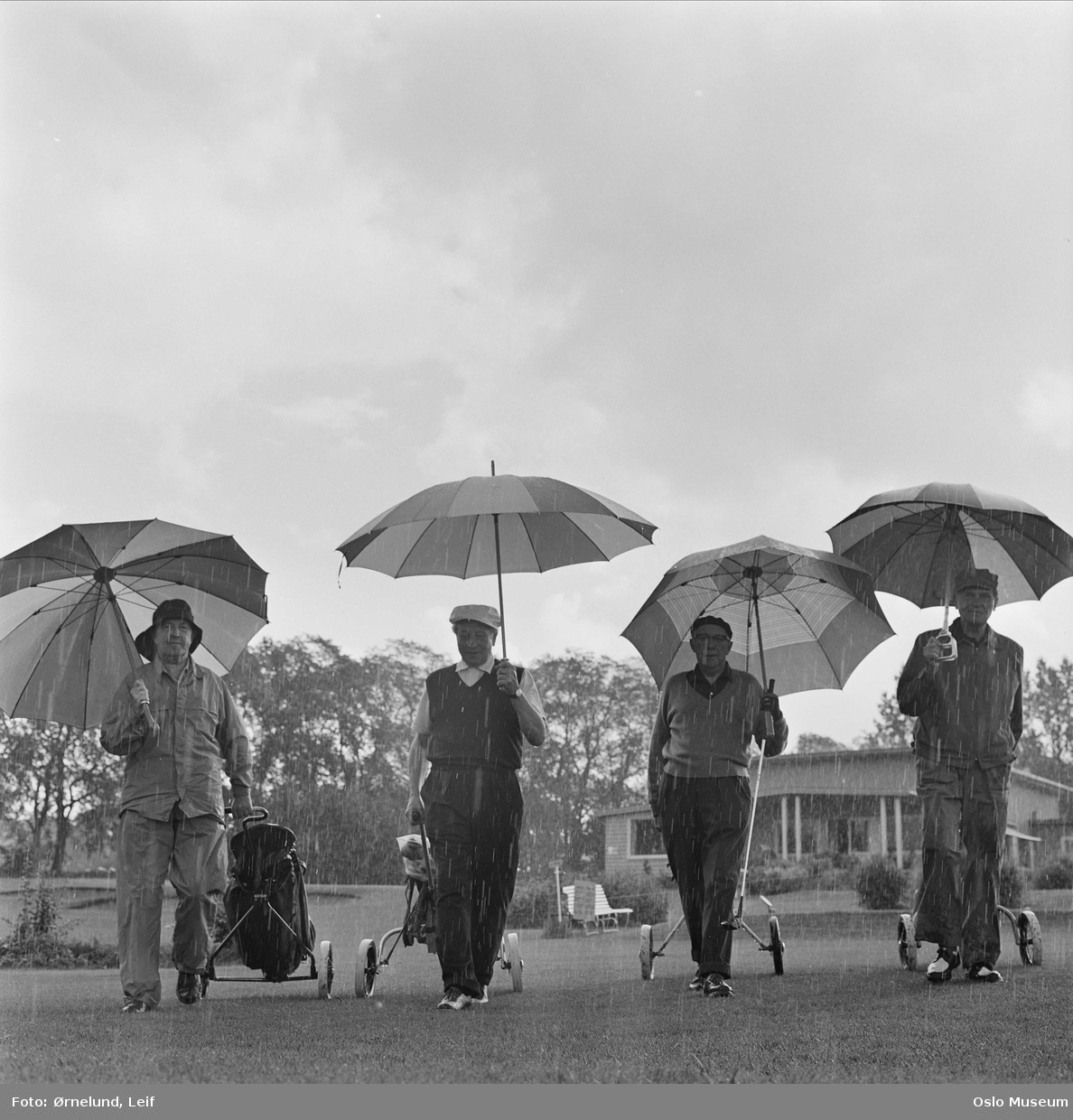 Bogstad golfbane, menn, golfspillere, regnvær, paraplyer