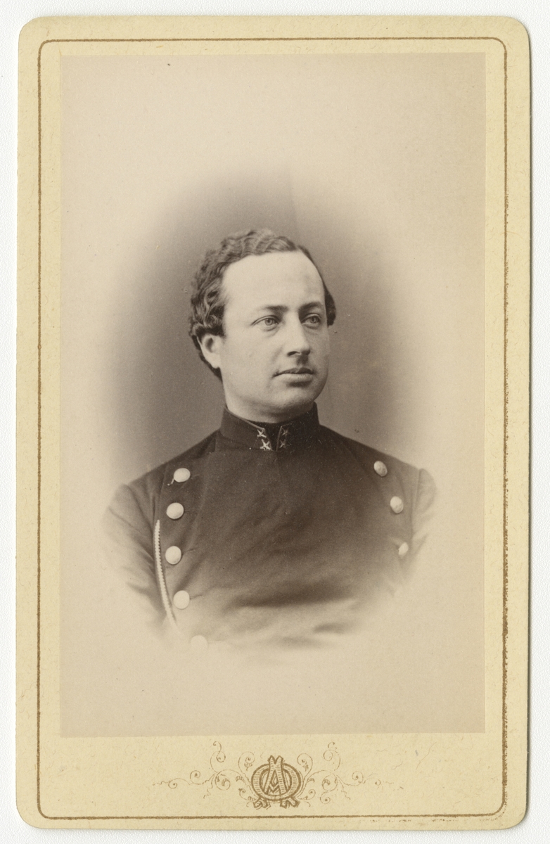 Porträtt av Per Fredrik Leonard Söderhielm, officer vid Värmlands regemente I 22.

Se även bild AMA.0009396.
