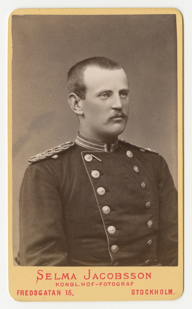 Porträtt av Johan Vitalis Odqvist, underlöjtnant vid Västgöta regemente I 6.

Se även bild AMA.0001856 och AMA.0005517.