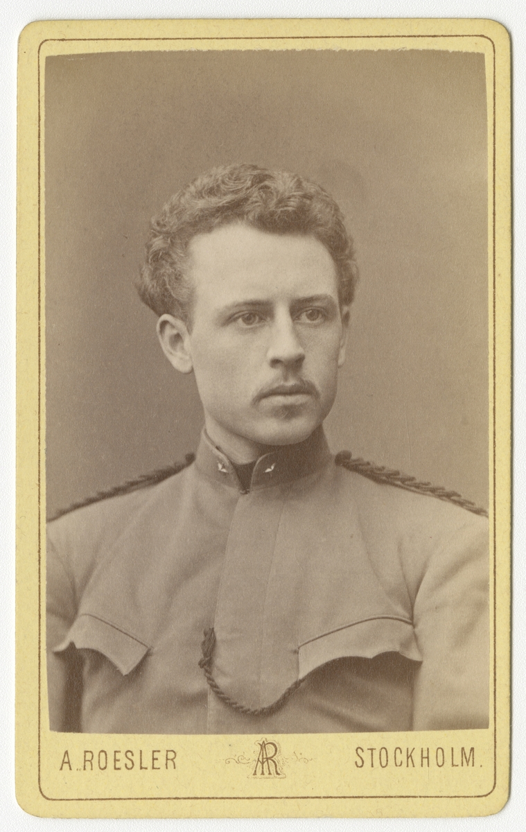 Porträtt av Henrik Albin Stiernspetz, underlöjtnant vid Trängen.

Se även bild AMA.0009664.