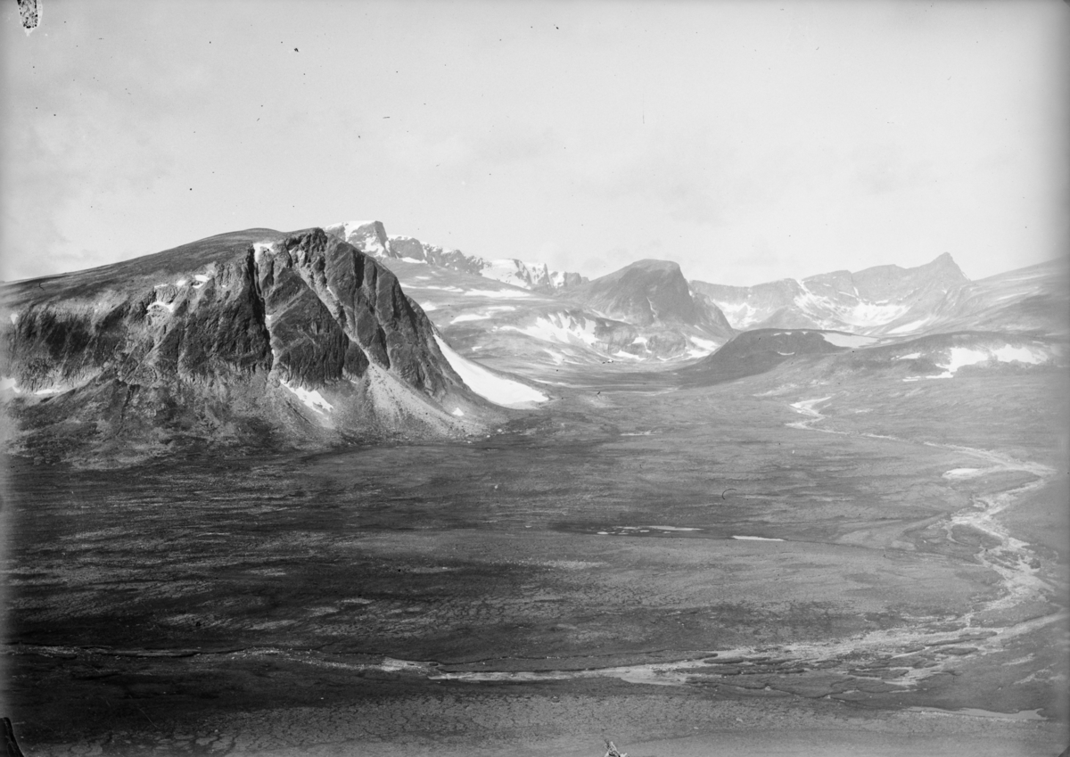 Dovrefjell, Svånådalen med Svånåtindan, Bruri midt i bilde og Store Langvasstinden mot høyre