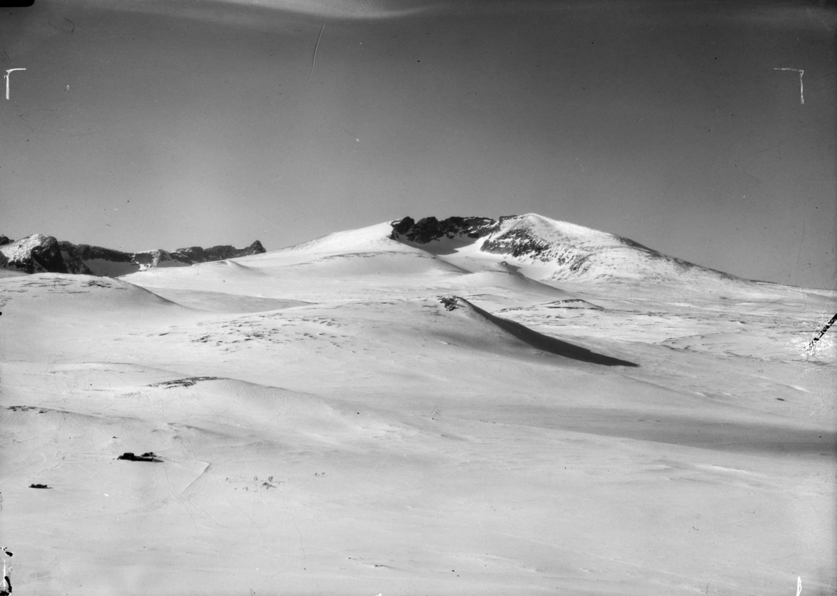 Dovrefjell med utsikt over vinterlandskap med Snøhetta midt i bilde