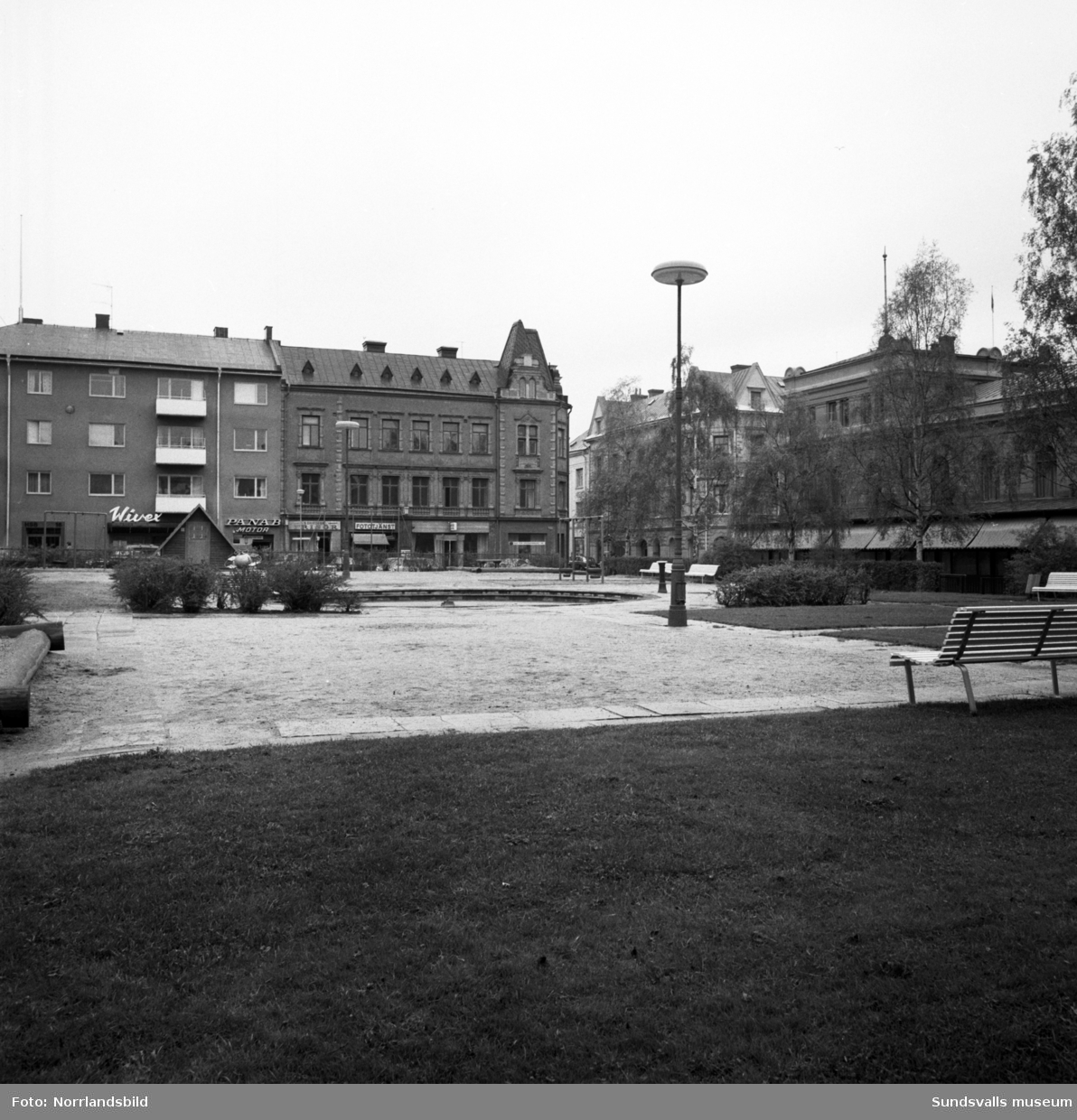 Parken Hedern söder om Stadshuset med lekpark och vattendamm. Bakom syns kvarteret Skatten.