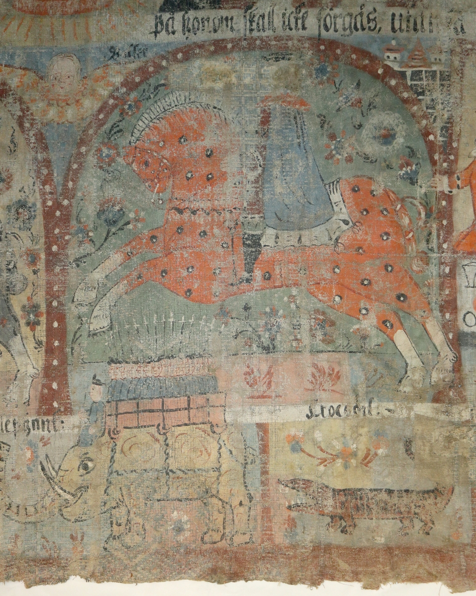 Bonadsmålning av konstnär i Allbo-Kinnevaldgruppen målad i tempera - pigment, ägg och ev mjöl (Nyström, 2012:150-151)  på en skarvad och återanvänd linnedrätt, hängklädnad eller väggbonad med tuskaftsväv i botten och blå geometriska mönster i upphämta. Motiv med de tre vise männen ridande i mitt och de visa o de fåvitska jungfruar ovanför, samt mytologiska djur i nederst raden.
Målad på två horisontella våder sydda stad i stad av ovan nämnda tyg samt mindre bitar hopsydda till en övre våd.

Jämför målningen med bonadsmålningen M 67527/A.12.16 troligen av samma konstnär.

Inskrivet i huvudkatalog 1876.