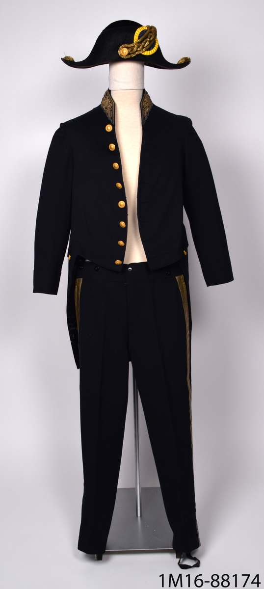 Lantmäteriuniform, för kommisionslantmätaren i Jönköpings län Johan Filip Viktor Åkerhielm af Margaretelund. Uniformsrock och byxor tillverkad av mörkblått kläde samt en paradhatt.