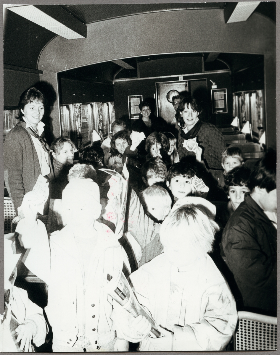 Barn från Statens Järnvägar, SJ:s "Järnvägsskola" besöker personvagn med personal från Trafikaktiebolaget Grängesberg - Oxelösunds Järnvägar, i oktober 1987.