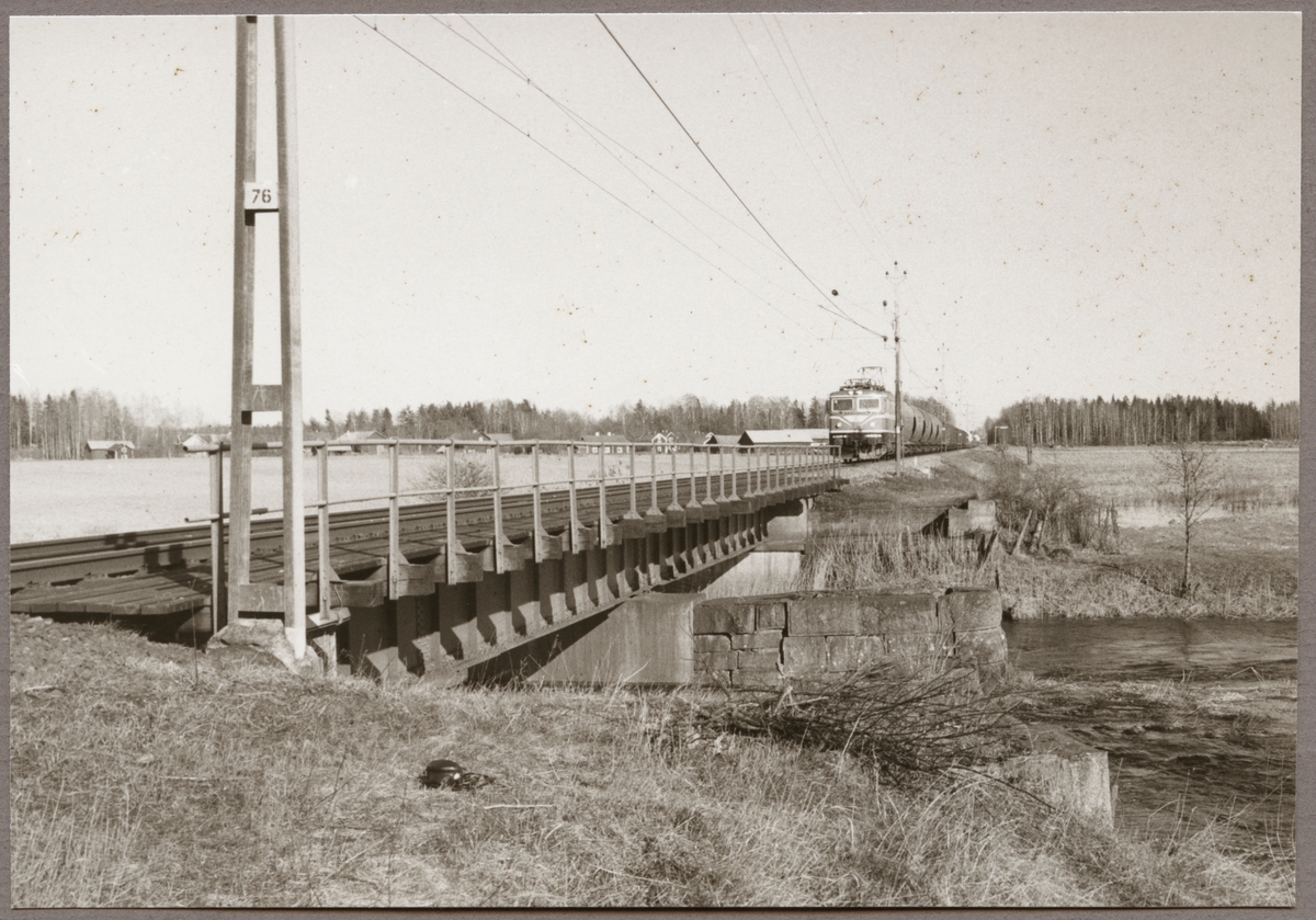 Statens Järnvägar, SJ Rc, ellok med godståg vid bron över Sverkestaån på linjen mellan Frövi och Fellingsbro.
