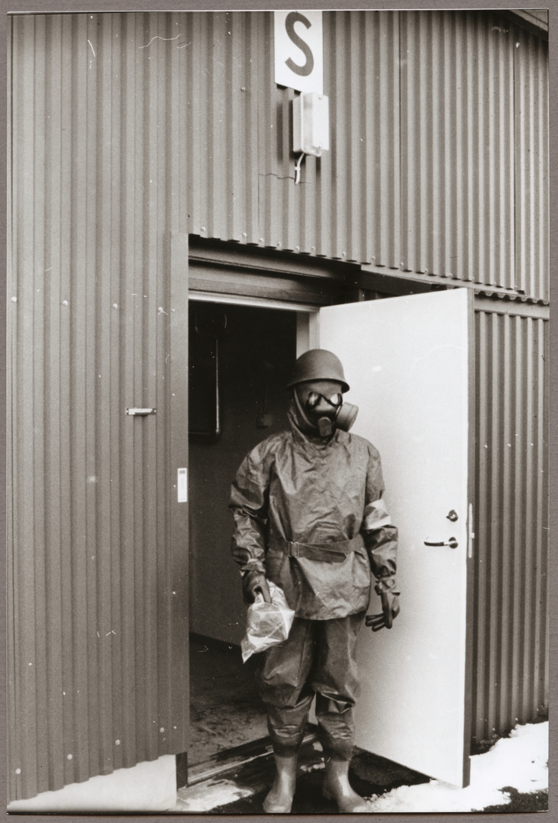 Gas- och radiaktjänst, en av grenarna inom det så kallade verksskyddet, hos Trafikaktiebolaget Grängesberg - Oxelösunds Järnvägar, TGOJ, genomfördes i enlighet med Civilförsvarslagen den 22-23 mars 1988. Holger Bäckman i full skyddsutrustning under övning.