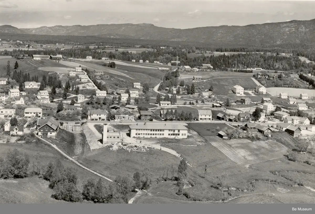 Flyfoto av Bø sentrum med Heradshuset, 13. juni 1958 - Bø Museum ...