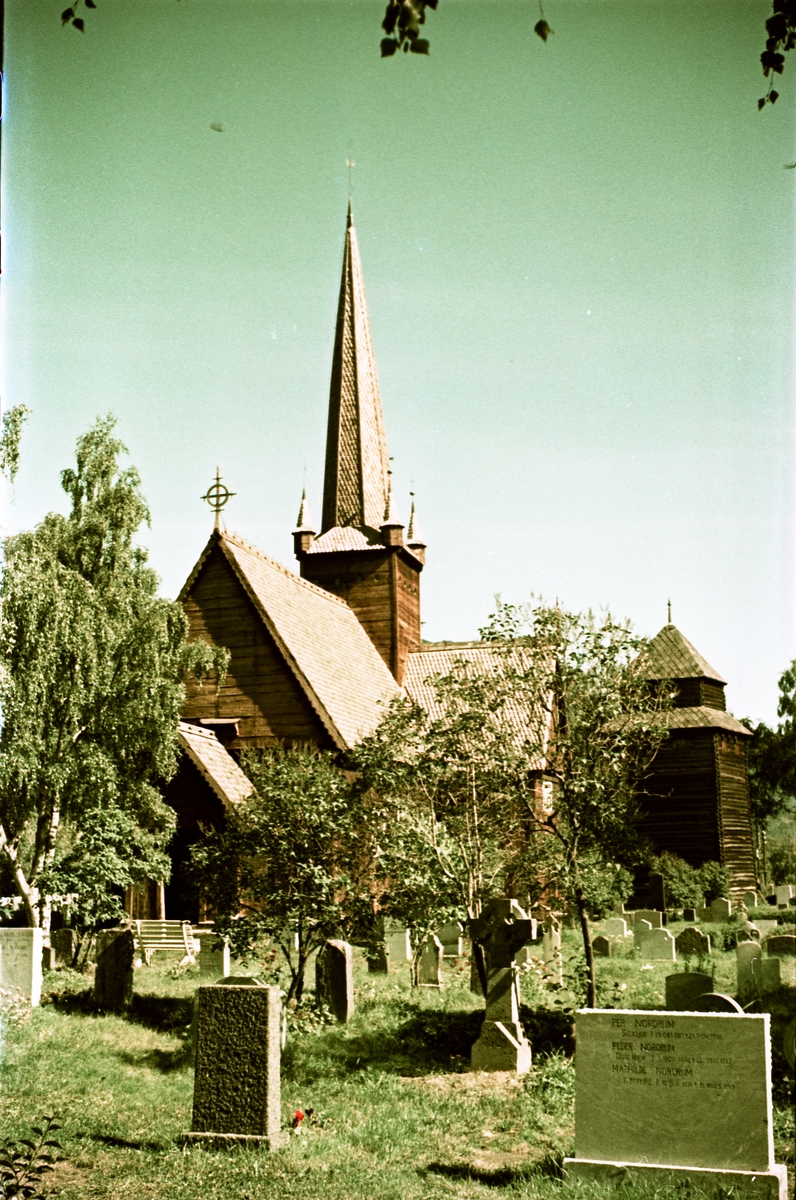To bilder av Vågå kirke.