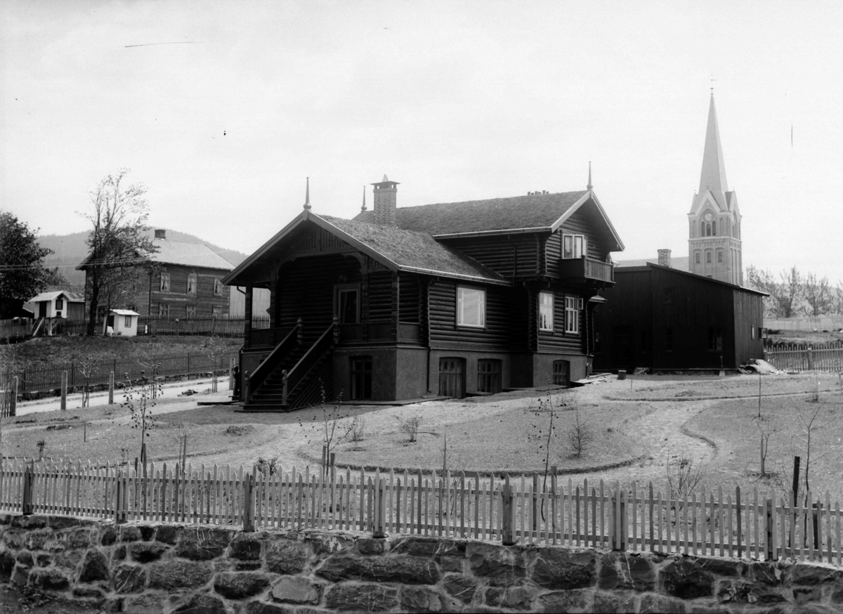 Lillehammer. Filseth-villaen, etter flytting fra Stortorget til Skolegata 42. Den var tegnet av arkitekten Hermann M. Backer og bygd av Nymo og Brofoss Brug, som demonstrasjonshus til Amtsutstillingen i 1897