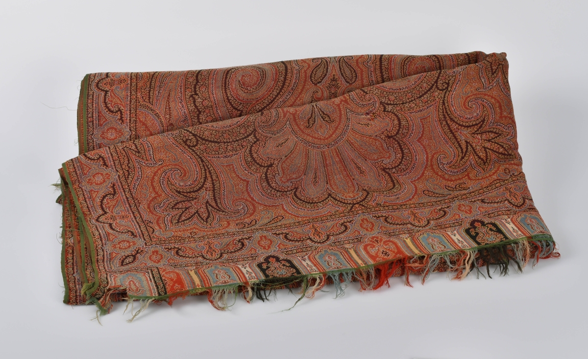 Stort rektangulært sjal vevd i mønster i orientalsk stil.