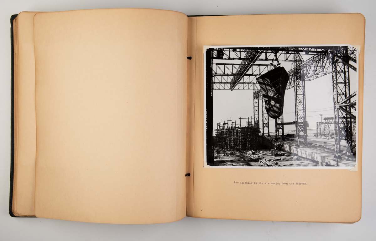 Album med fotgrafier fra ombyggingen av M/V 'Nueva Andalucia' ved verftet i Newport News