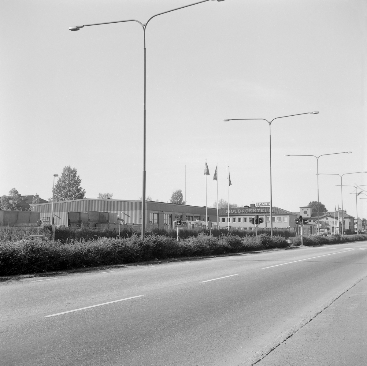 1954 breddades Industrigatan i Linköping för att vidare tjäna som del av Europaväg 4. Den nya bebyggelsen som växte fram längs den bullriga gatan kom uteslutande att ha industriell eller affärsmässig prägel. Ett exempel var Motorcentrum på gatans nummer 30.