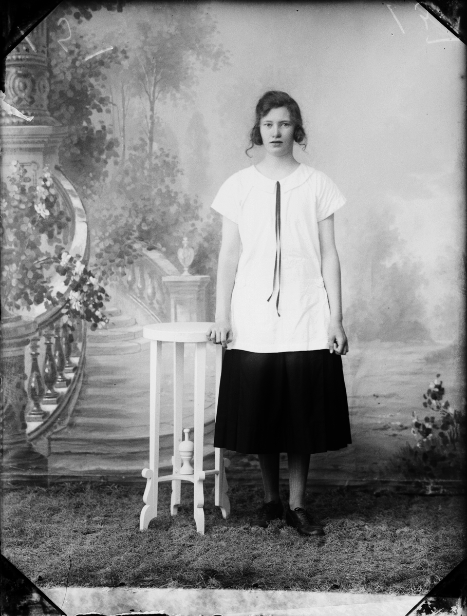 Ateljéporträtt - Astrid Mattsson från Lundsvedja, Valö socken, Uppland 1925