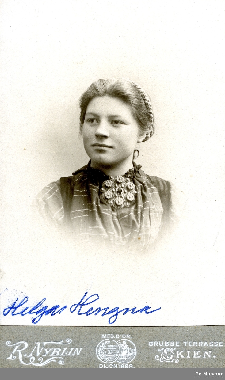 Portrettfoto av Helga Fosse (Hegna)