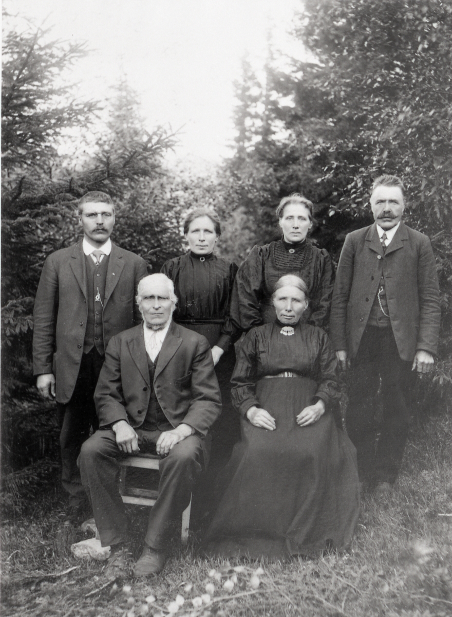Portrett av familien Egge ca. 1915.