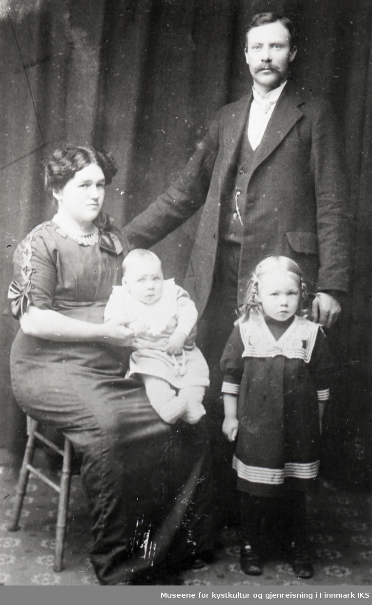 Familiebilde. Simon Grøtta med datteren Marit og Borghild Grøtta med sønnen Cato på fanget. 1913.
