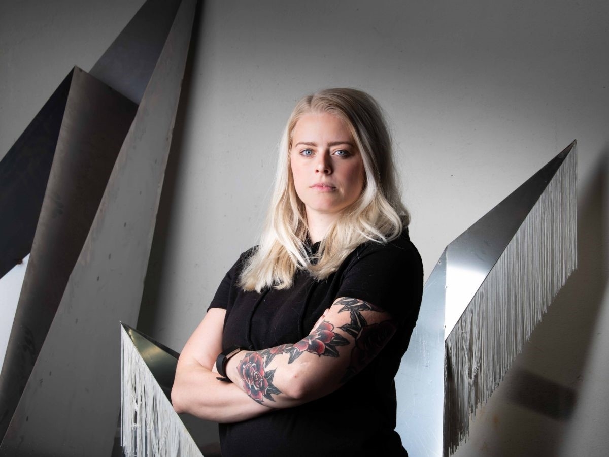 Intervju med kunstner Signe Solberg om verkene ved Norsk helsearkiv på Tynset.