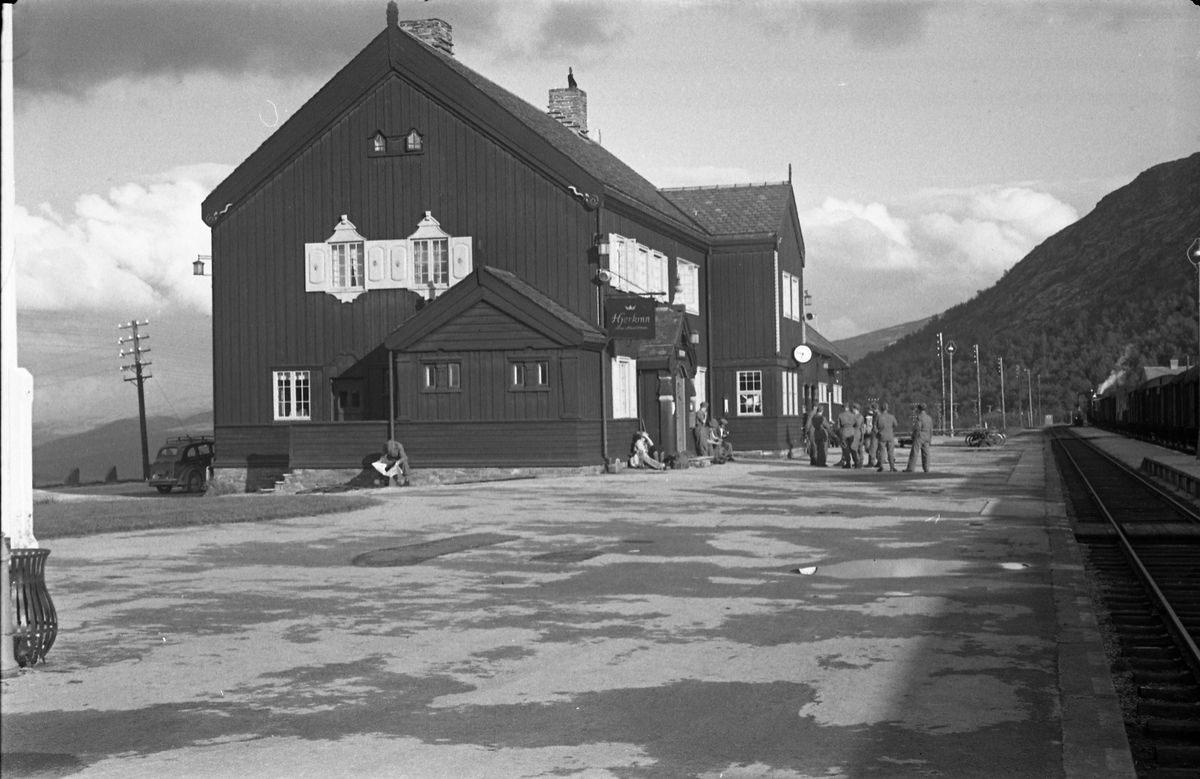 Avfotografert bilde av Hjerkinn stasjon på Dovrebanen (navnet Hjerkin på skiltet på hushjørnet). På perrongen en del soldater.