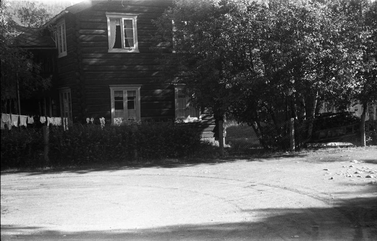 Avfotografert bilde av deler av fasaden på et tømret hus på ukjent sted.