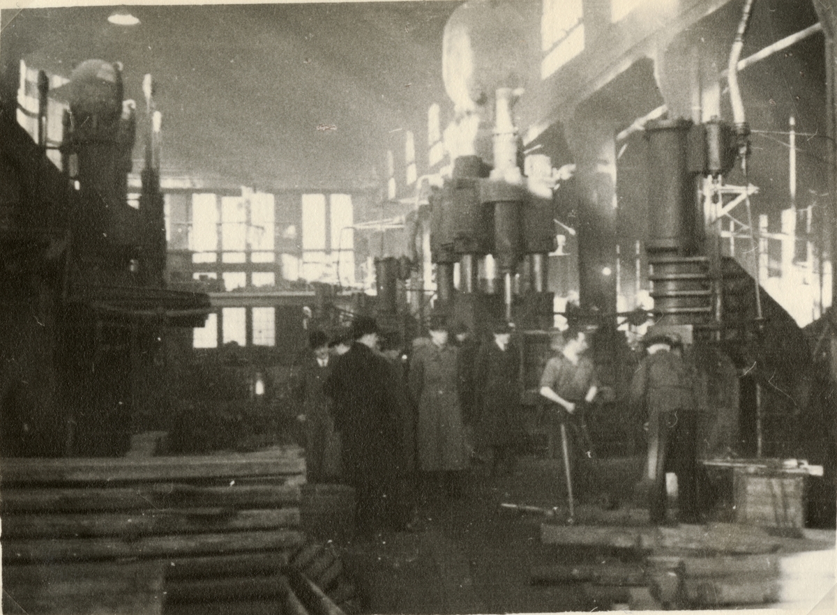 Text i fotoalbum: "AIHS studiebesök vid Scania Vabis 5.2.1928. Stora smedjan."