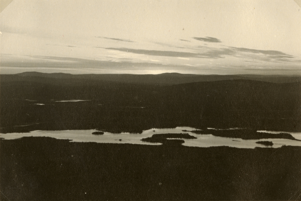 Text i fotoalbum: "16. juli 1938 startade hfk (högre fortifikationskurs) en långresa med inlandsbanan från Östersund till Gellivare. Midnattssolen från Dundret."