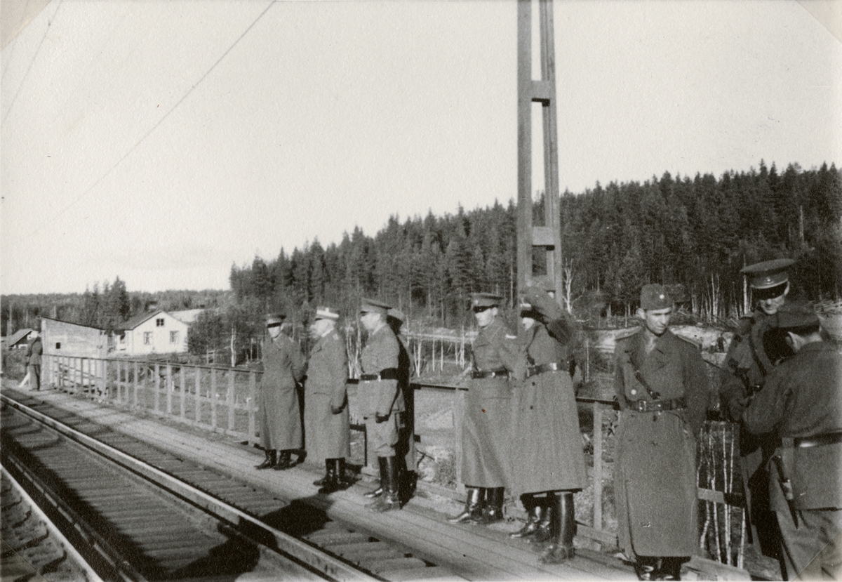 Text i fotoalbum: "I. jvgbat. 2-vånings jvgkrigsbro vid Petikån norr om Jörn (okt. 1941)."