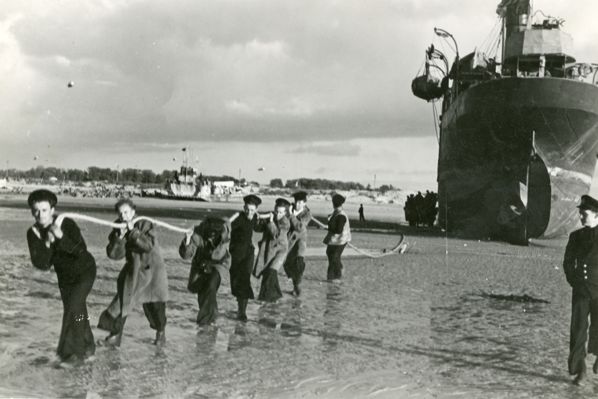 Dampskipet 'Vestmanrød' fotografert under lossingen av forsyningene til det amerikanske frontavsnittet i Normandie under 2. verdenskrig