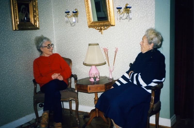 Systrarna Alice Karlsson (1905 - 1997) och Carola Karlsson (1898 - 2005) i sitt hem Carlsbo på Mellanvägen 6 i Kållered, 1987-88.