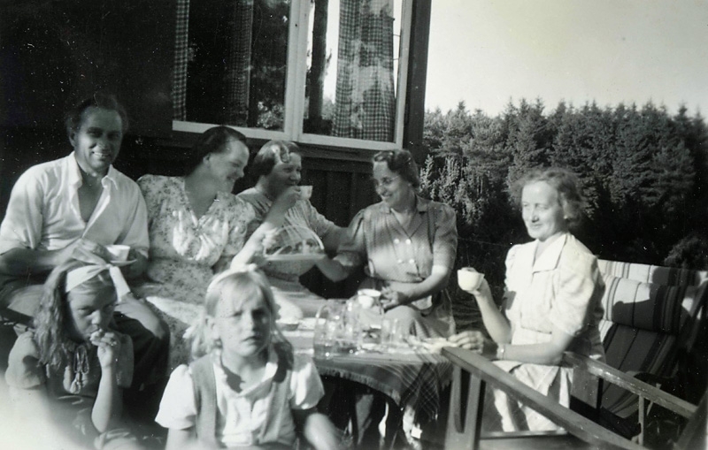 Sommarstugan "Sickalita" Luddeplan, Sönnerkullen cirka 1950. En stuga på Stretereds marker som arrenderades av Anna Jerkfelt som innehade stugan. Anna arbetade på Stretered. Från vänster: Knut Jerkfelt (1906 - 1992), makan Gerd Jerkfelt (1903 - 1983), Anna Jerkfelt (1901 - 1987), Frideborg Spångberg (1899 - 1984, arbetade på Stretered), Magda Johansson (syster till Knut och Anna Jerkfelt). Främst sitter kusinerna Gun-Britt Jerkfelt Eklund och Anita ?