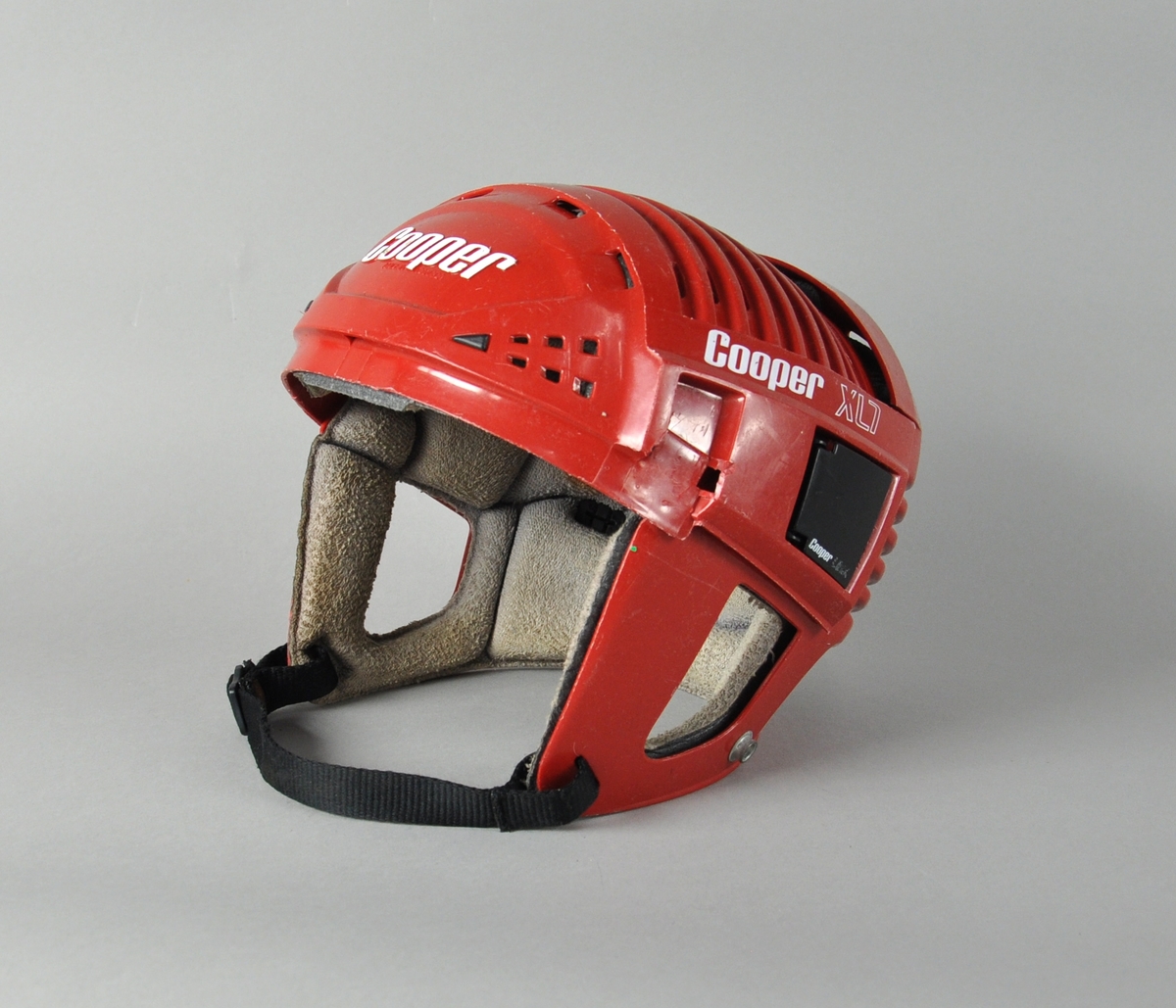 Velbrukt rød ishockey hjelm med polstring.