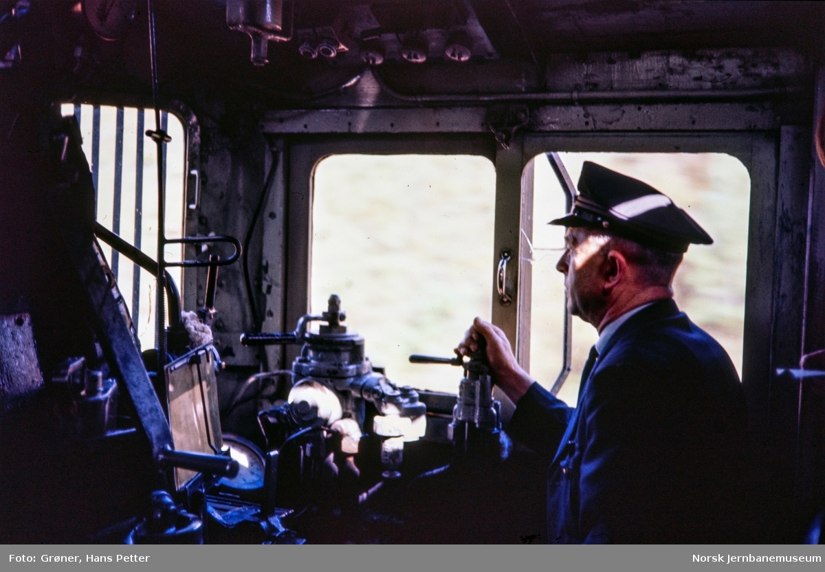 I førerrommet på damplokomotiv type 26c, underveis med godstog fra Kongsvinger til Elverum.