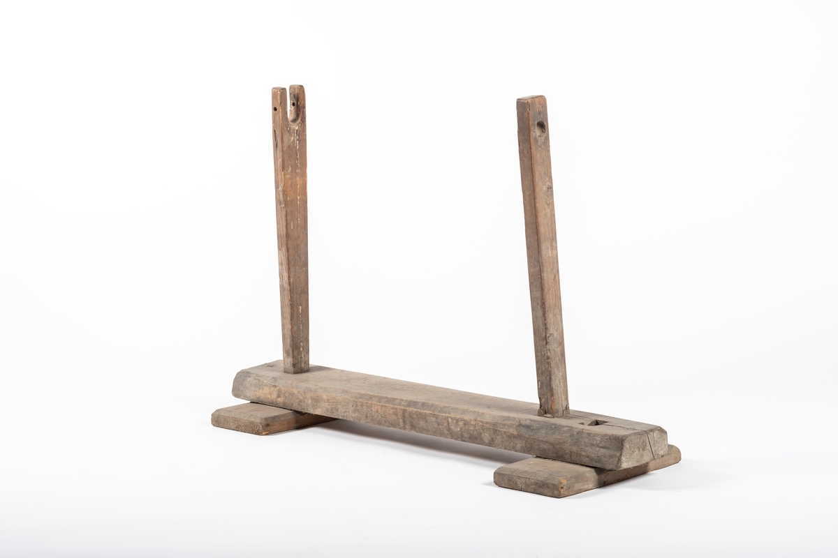 Kabbestolen er et stativ bestående av en solid grunnstokk, som ligger på to planker. På grunnstokken er det montert to paralelle vertikale stolper,, hvorav den ene er formet som en gaffel med to tinder, mens den andre har et hull.