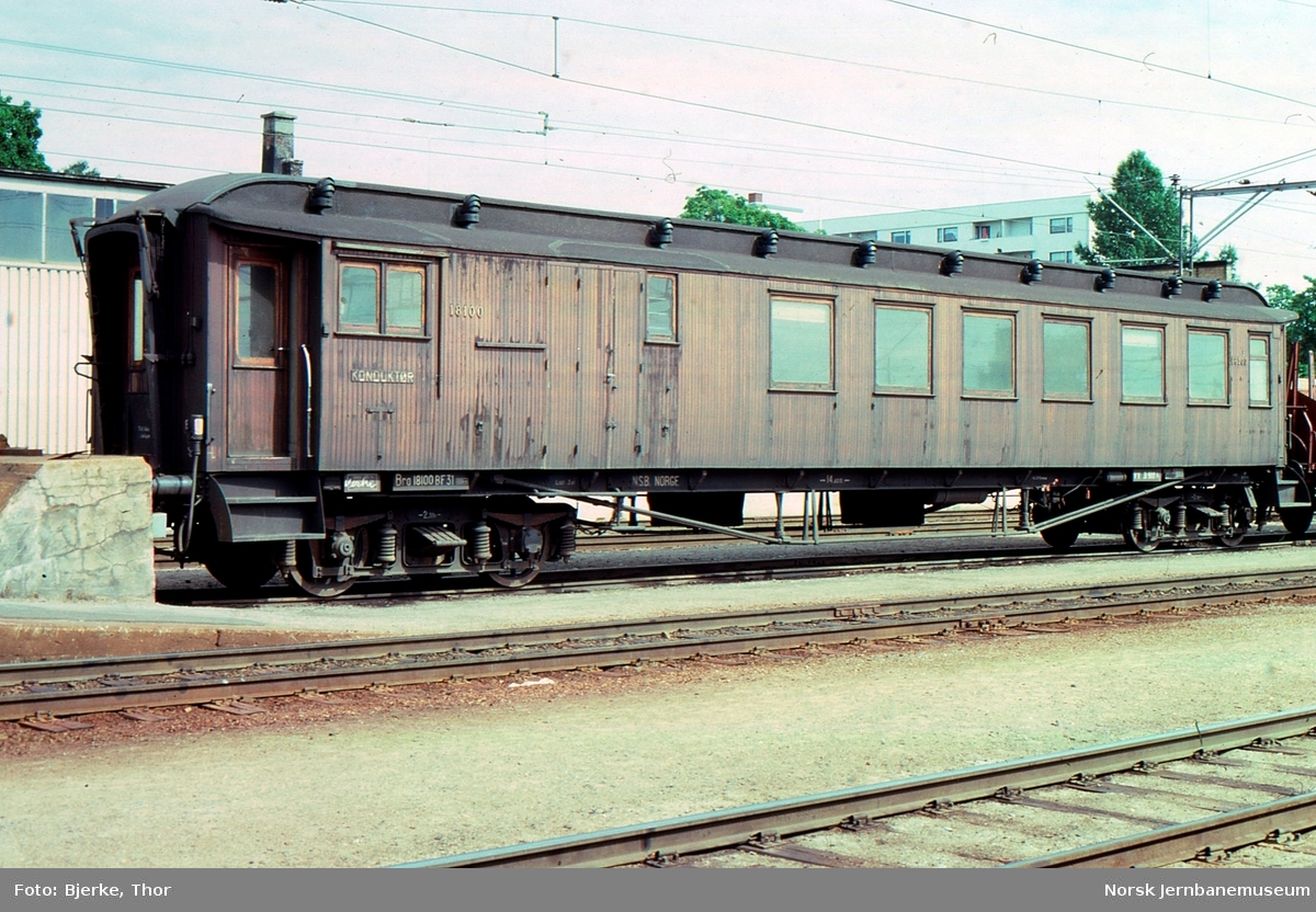 Personvogn litra BF31 nr. 18100 på Hamar stasjon