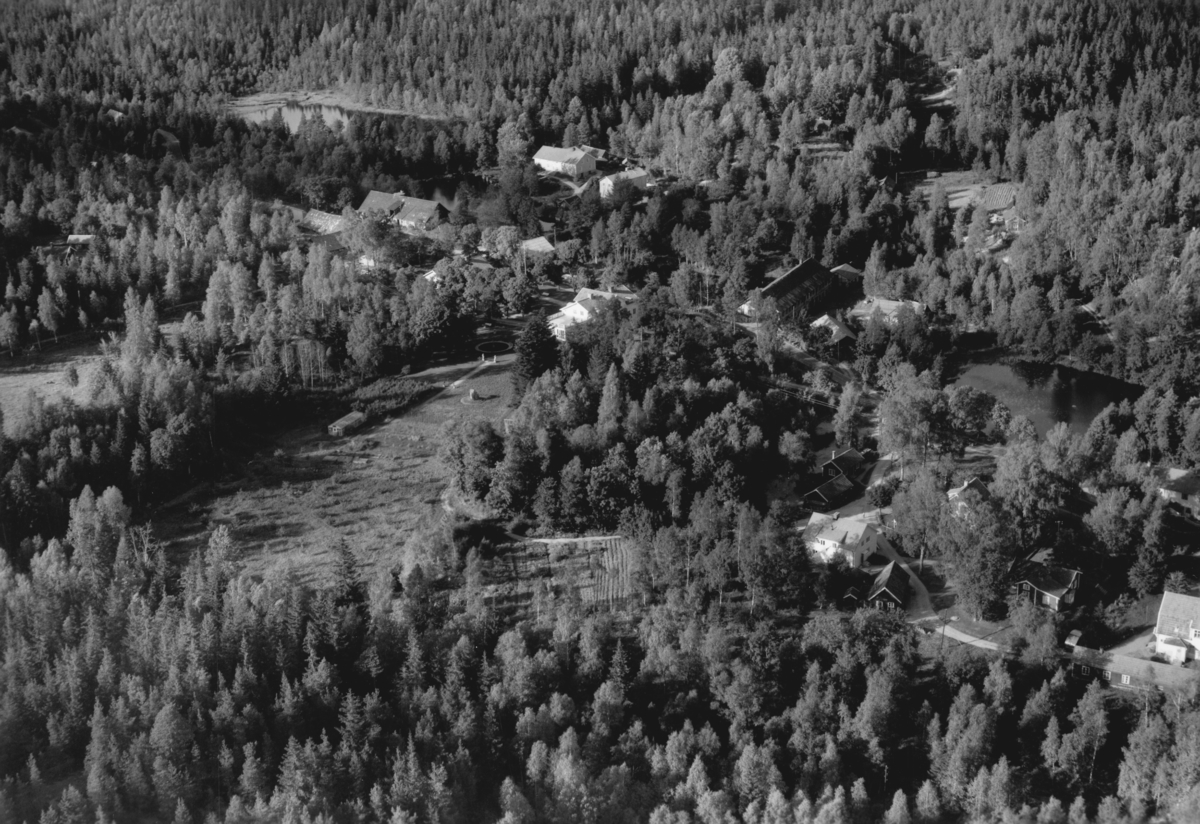 Flygfoto över Maianneholms bruk i Gnosjö kommun, Jönköpings län. Nr 1631/1958